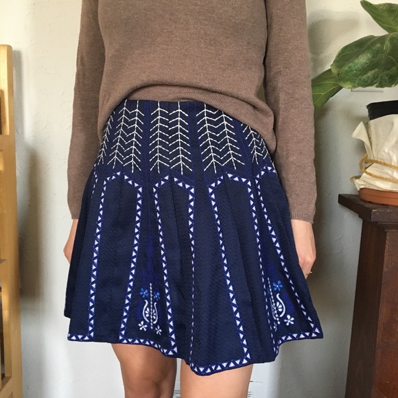 NWOT Blue pleated mini skirt, embroidered design - Picture 2 of 6